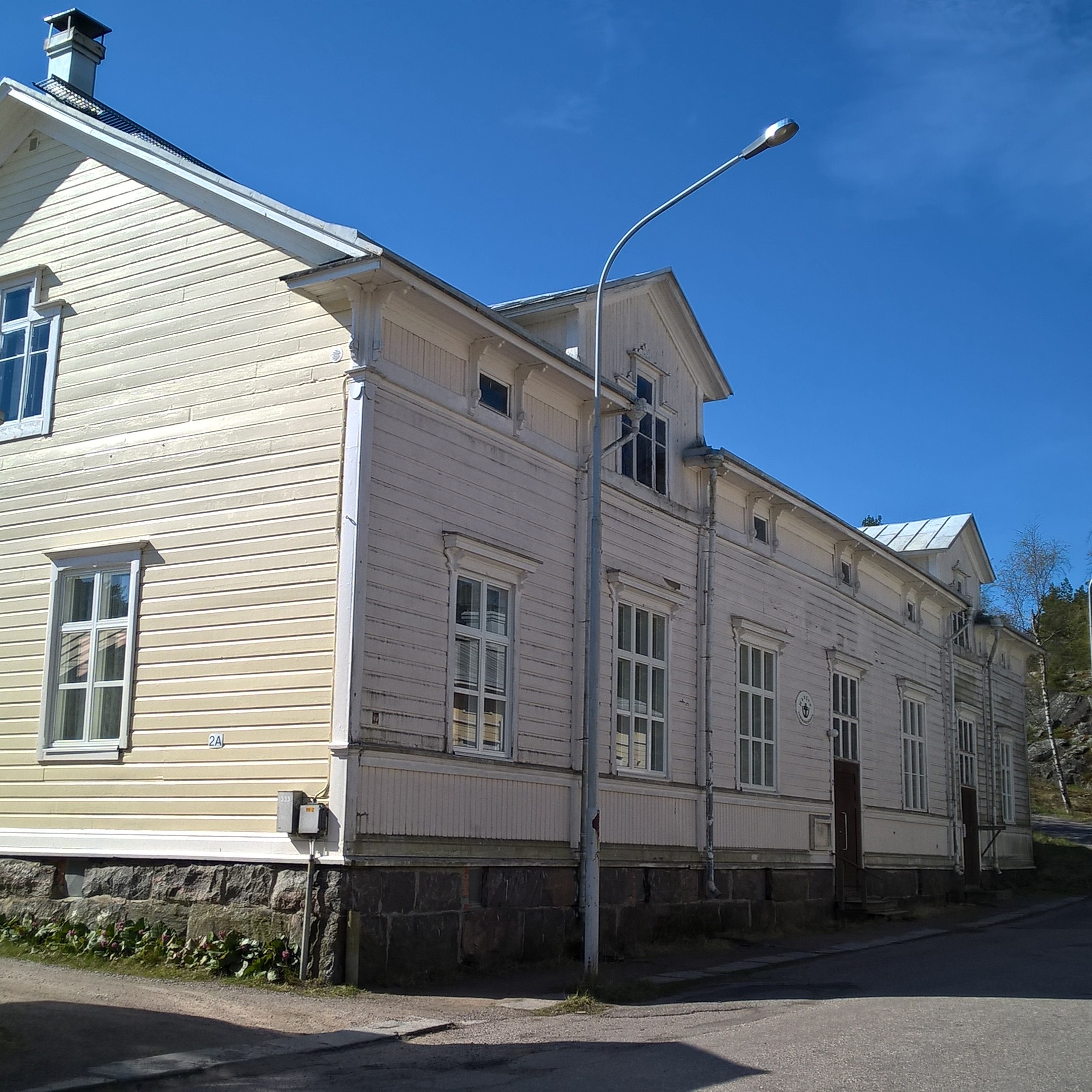 Hangon Vapaaseurakunnan rakennus ulkoapäin kuvattuna.