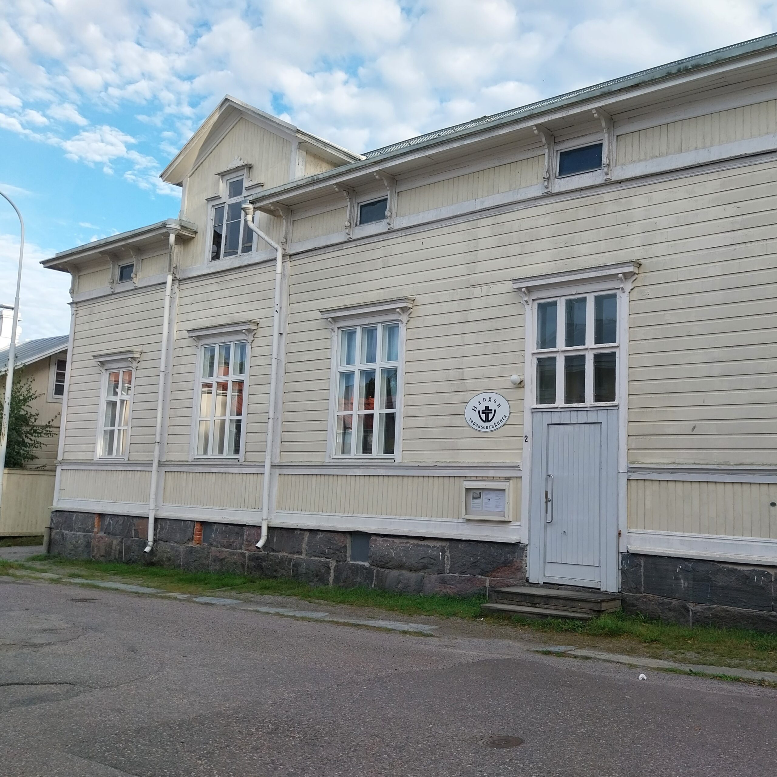 Hangon Vapaaseurakunnan rakennus edestä päin kuvattuna.